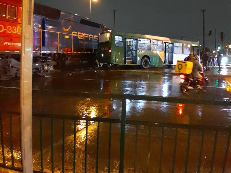 Accidente en Maipú: tren de carga choca con bus transantiago y deja tres personas heridas