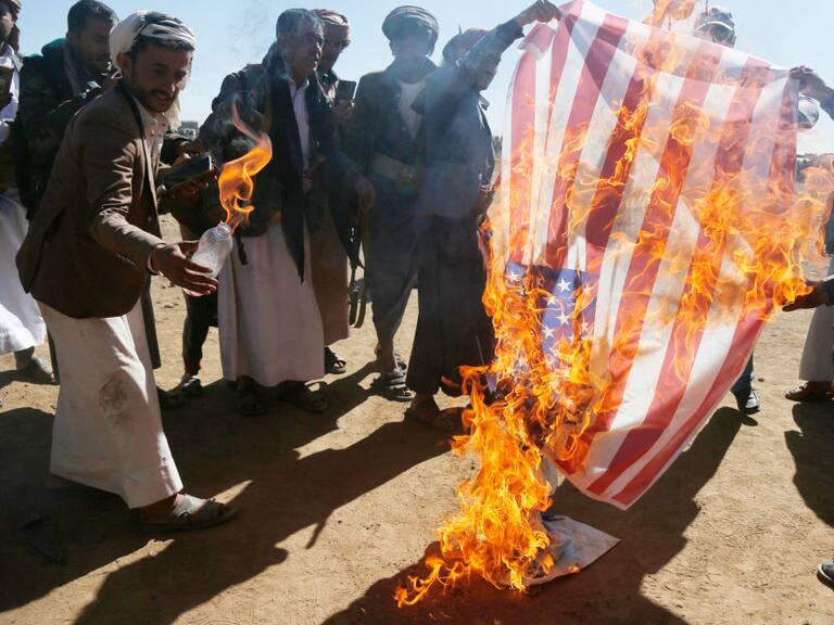Manifestantes queman una bandera de Estados Unidos en la ciudad de Saná en Yemen.