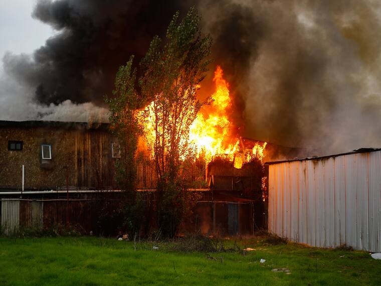 Bomberos combaten voraz incendio que afecta galpones de una empresa en La Pintana