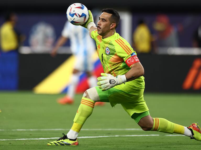 Claudio Bravo no se cierra a seguir compitiendo y fustigó la labor del VAR en Copa América: “Tienen que tener una sanción muy drástica”