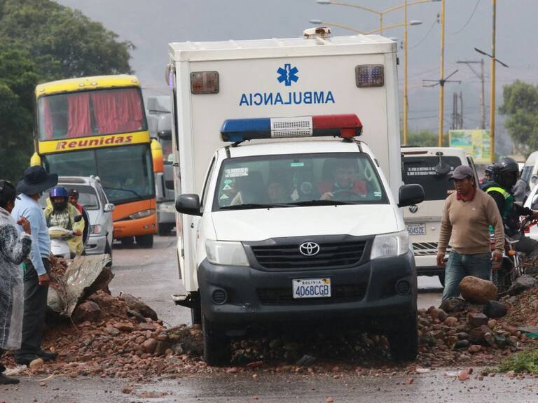 Una ambulancia logra sortear un corte de carretera en Bolivia, en medio de las protestas de grupos que exigen que Evo Morales pueda ser candidato presidencial.