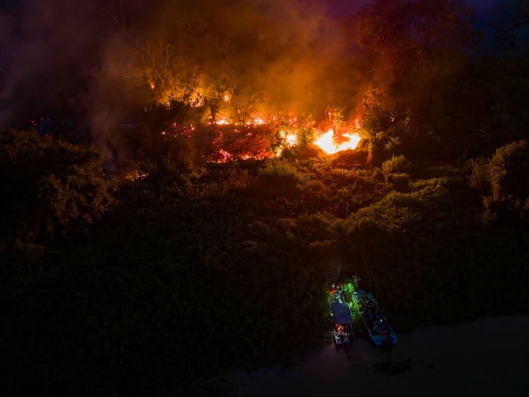 Vista aérea de un incendio forestal que consume a el Pantanal en Brasil. Imagen de archivo.