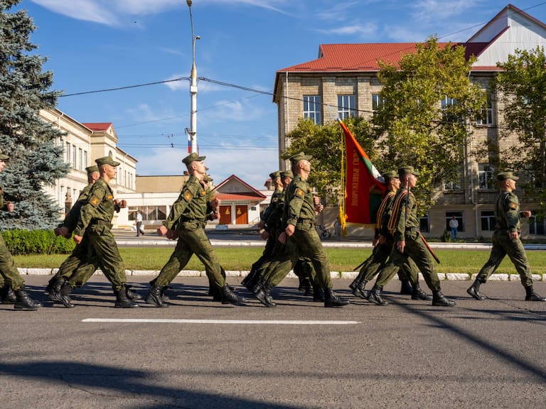 Soldados de Transnistria marchan en la ciudad de Tiraspol durante los festejos del día de esa república separatista.