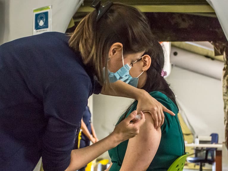 25 DE ENERO 2021 / OSORNO Personal de salud  del Hospital Base de Osorno es vacunada contra el Covid-19 durante la cuarentena total debido a la emergencia sanitaria provocada por el coronavirus.
FOTO: FERNANDO LAVOZ /AGENCIAUNO.