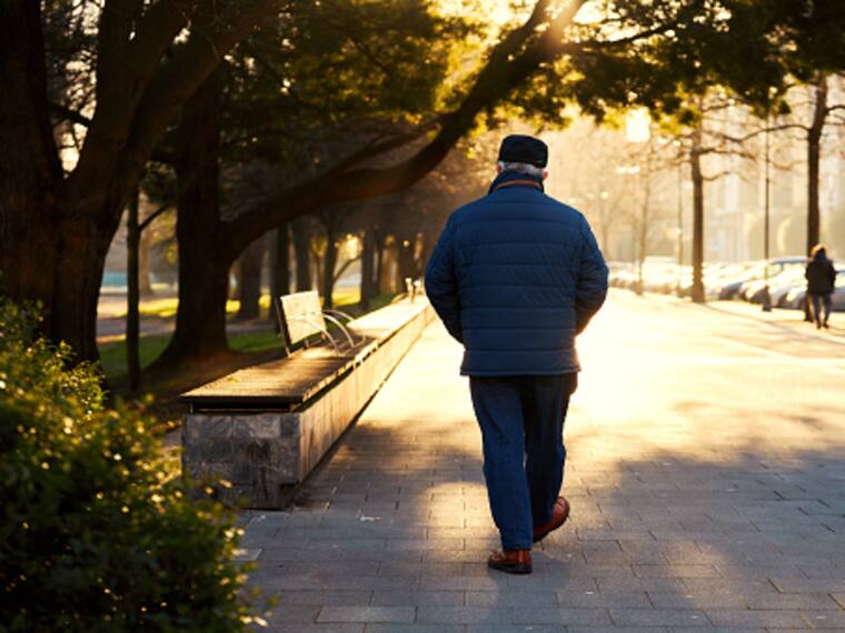 Epidemia de la soledad en Chile: Académico de Psicología UC explica que “estamos enfrentados un proceso social que tiene un par de décadas”