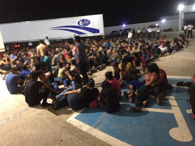 Migrantes abandonados al interior de un trailer en Veracruz de México