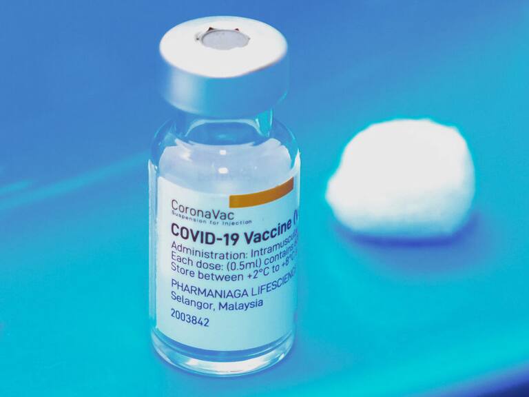Una dosis de la vacuna de Sinovac contra el Covid-19 en Malasia