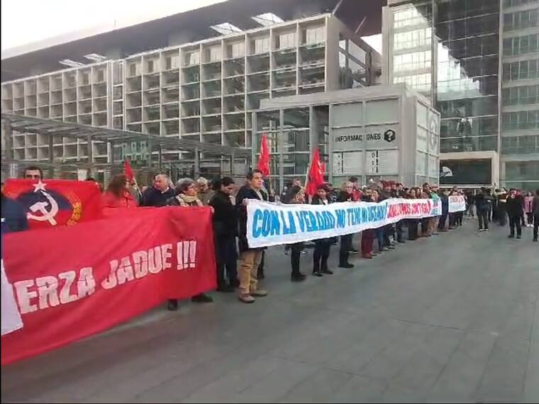 Militantes del Partido Comunista llegan a Centro de Justicia para apoyar a alcalde Daniel Jadue