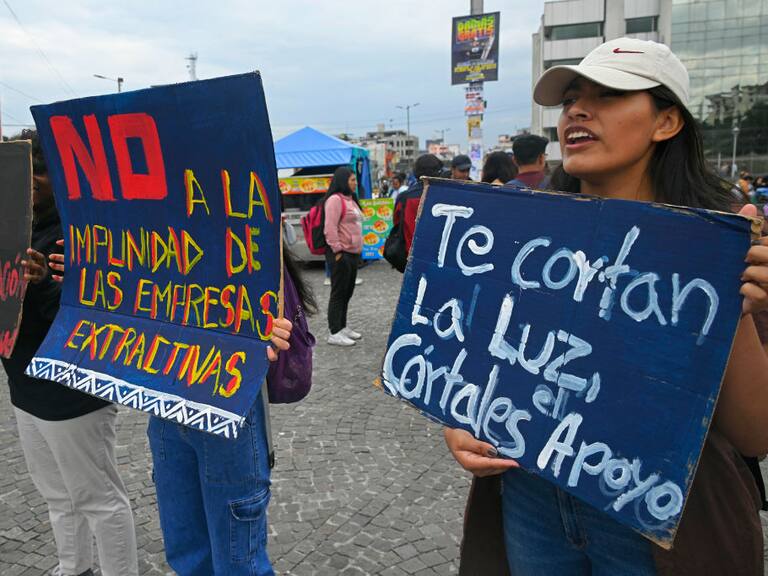 Manifestantes protestan contra el gobierno del derechista Daniel Noboa ante los cortes de suministro de electricidad y agua en Ecuador.
