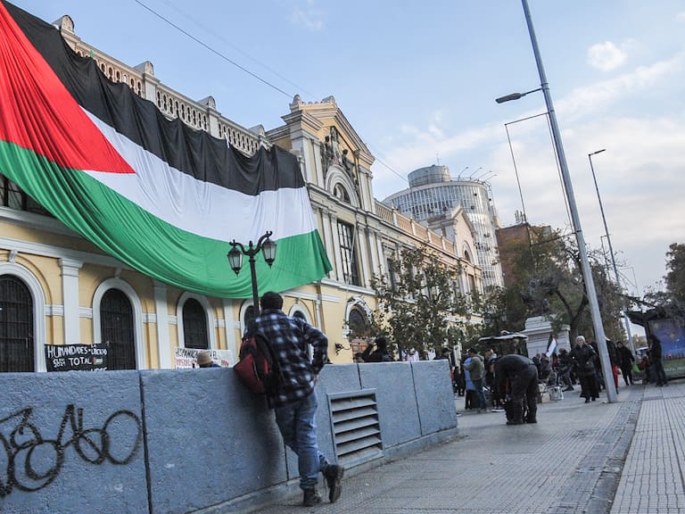 15 DE MAYO DEL 2024 / SANTIAGO 
Estudiantes de la Casa Central de la Universidad de Chile convoca a banderazo y acampe en solidaridad con la causa Palestina, a raíz de los acontecimientos del conflicto Palestino-Israelí. 
FOTO: VICTOR HUENANTE / AGENCIAUNO