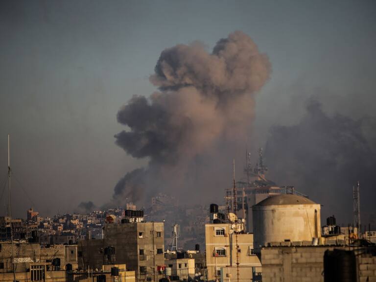 Los ataques aéreos de las Fuerzas de Defensa de Israel caen sobre la zona de Jan Yunis en el sur de la Franja de Gaza.