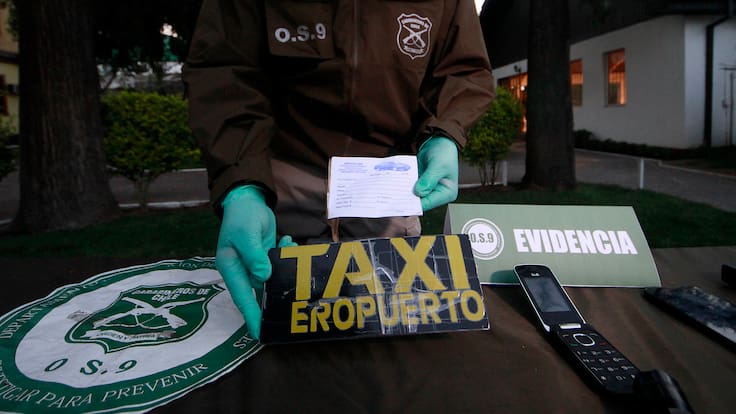 Llegaban a cobrar hasta $7 millones por carrera: así operaban los taxistas piratas detenidos por estafar a turistas en el Aeropuerto de Santiago 