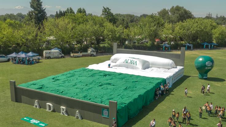 Chillán bate récord Guinness al crear la cama más grande del mundo (y en redes sociales se acordaron de Talca)