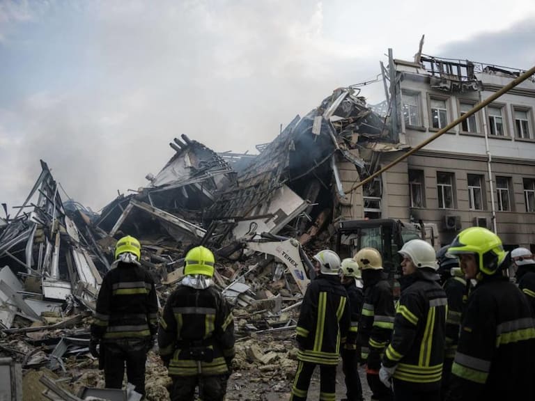 Bomberos observan la destrucción de un edificio en Odesa de Ucrania