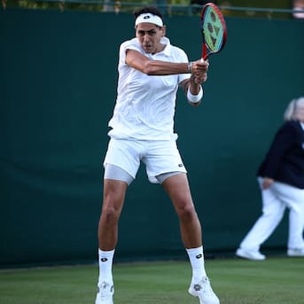 Alejandro Tabilo rompe la “maldición chilena” en Grand Slams y avanza a segunda ronda en Wimbledon
