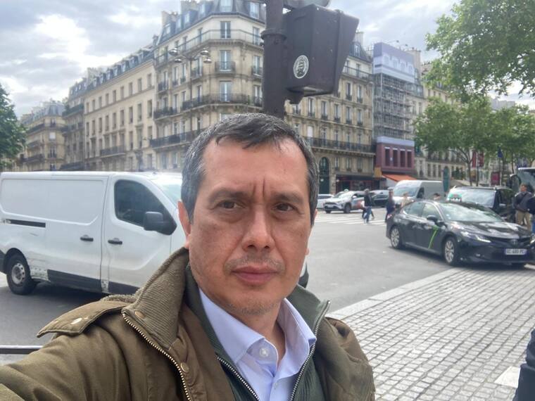 Periodista de ADN sufre intento de robo en pleno despacho desde Francia: “Alcancé a pegar un manotazo”