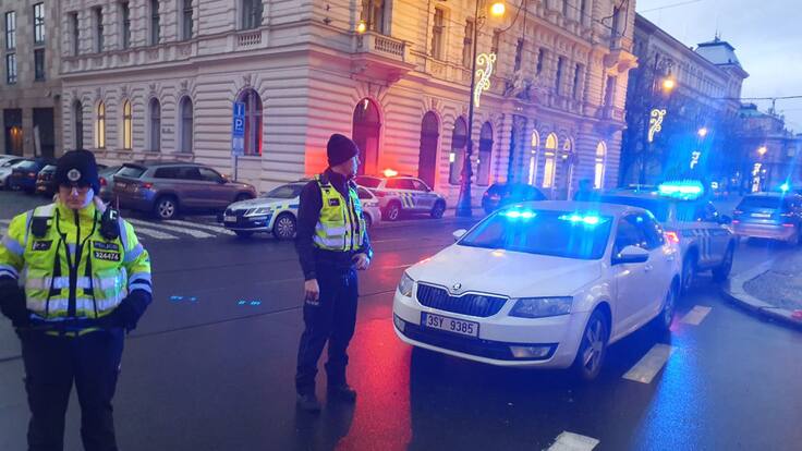 Tiroteo fuera de universidad en Praga deja al menos diez muertos: atacante fue abatido por la policía