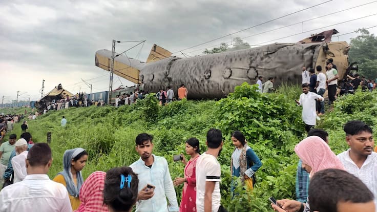 En India al menos 15 personas fallecen tras el choque de dos trenes