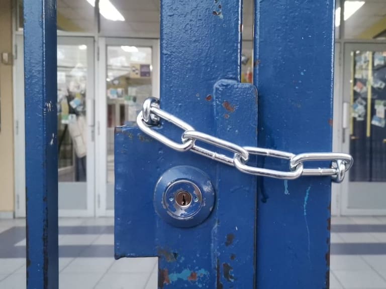 Colegio Chile de San Miguel fue cerrado con cadenas por sostenedor en plena huelga legal de profesores
