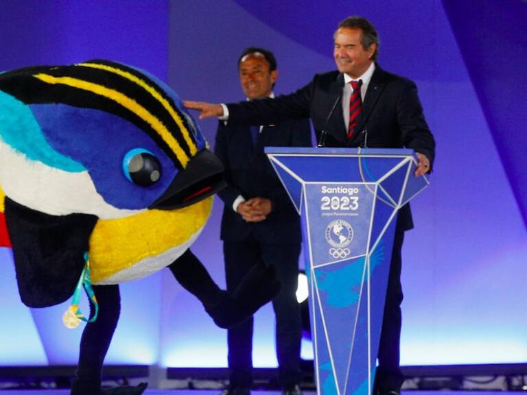 La mascota Fiu recibe la última medalla de Santiago 2023