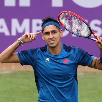 Alejandro Tabilo celebra tras duelo suspendido y reclamos de su rival: gran triunfo del chileno en el ATP de Queen’s