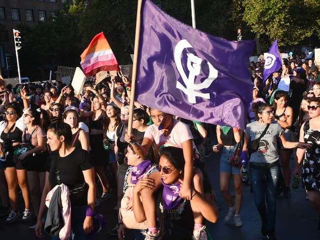 Conmemoración del 8M: Mujeres comienzan a congregarse en Plaza Baquedano para marchar por las calles de Santiago