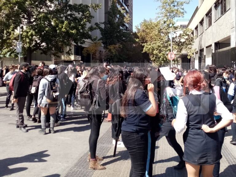 Alumnas Protestan Frente Al Instituto Nacional Por Denuncias De Abuso Y Acoso Adn Radio 1248
