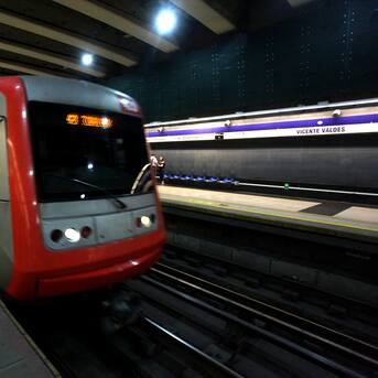 Metro de Santiago reporta retraso en frecuencia de trenes que afecta a la Línea 4