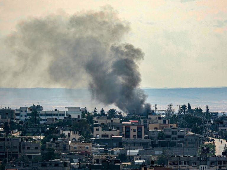 El humo se levanta sobre la zona de Rafah en la Franja de Gaza, en medio de los bombardeos de las fuerzas de Israel contra ese territorio de Palestina.