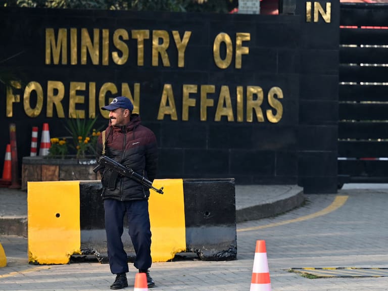 Un oficial de la policía custodia el acceso a la sede del Ministerio de Relaciones Exteriores de Pakistán, ubicada en la ciudad de Islamabad.