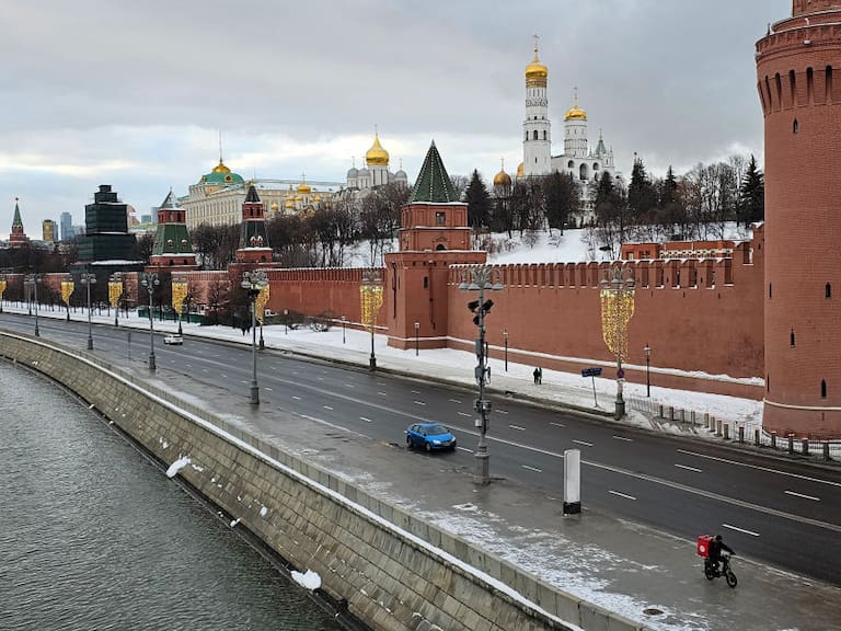 La calle cercana a la Plaza Roja y el palacio del Kremlin en la ciudad de Moscú en Rusia.