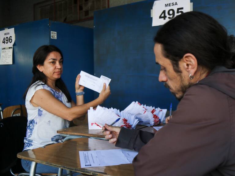 Elecciones primarias 2024 en Chile: revisa aquí si eres parte de la nómina definitiva de vocales de mesa (y la multa del Servel por no presentarse)
