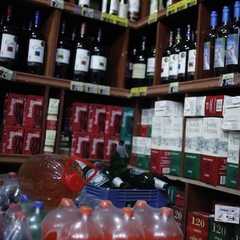Ley de etiquetado de alcoholes en Chile: cuándo comienza, qué bebidas tendrán los sellos y cómo lucirán las nuevas marcas de advertencia
