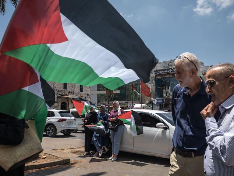 Personas se manifiestan a favor de Palestina en la zona de Nablus en el West Bank de Cisjordania.