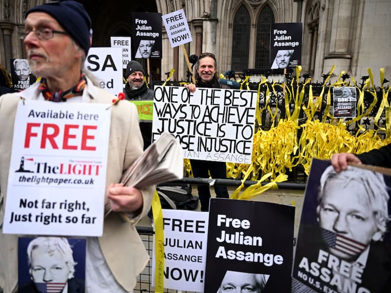 Protestas por la liberación de Julian Assange en las afueras de los Reales Tribunales de Justicia en la ciudad de Londres, la capital de Reino Unido.