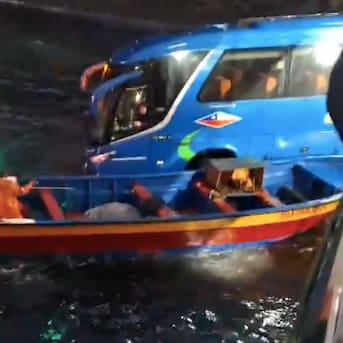 A punto de caer al mar: bus pierde el control tras intentar subir a transbordador en Puerto Montt