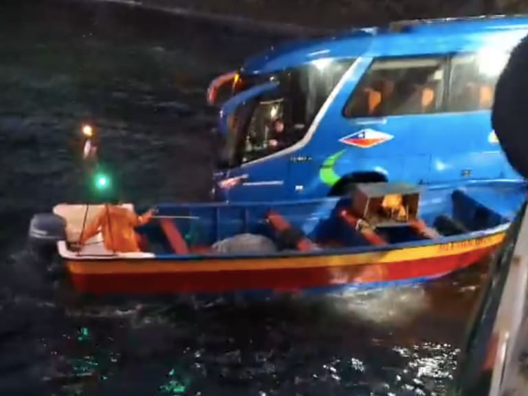 A punto de caer al mar: bus pierde el control tras intentar subir a transbordador en Puerto Montt