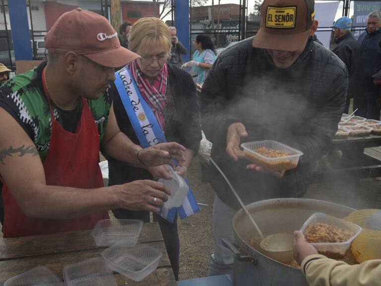 Un grupo religioso entrega alimentos en un comedor popular en un barrio de La Matanza en Buenos Aires de Argentina.