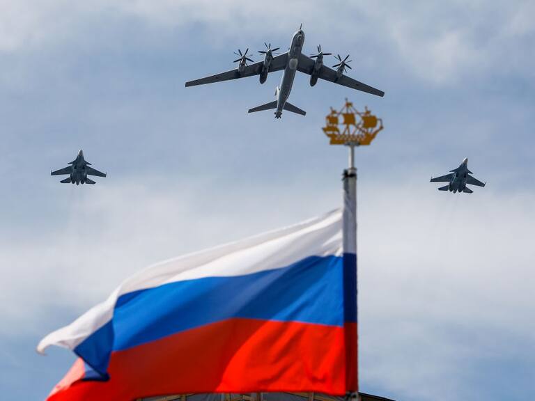 Aviones se elevan ante la bandera de Rusia en un evento de sus fuerzas
