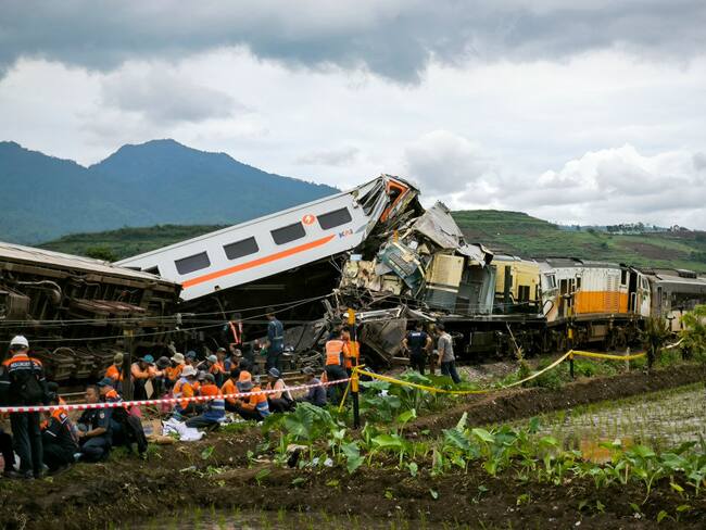 Choque de trenes deja al menos tres muertos y 28 heridos en Indonesia