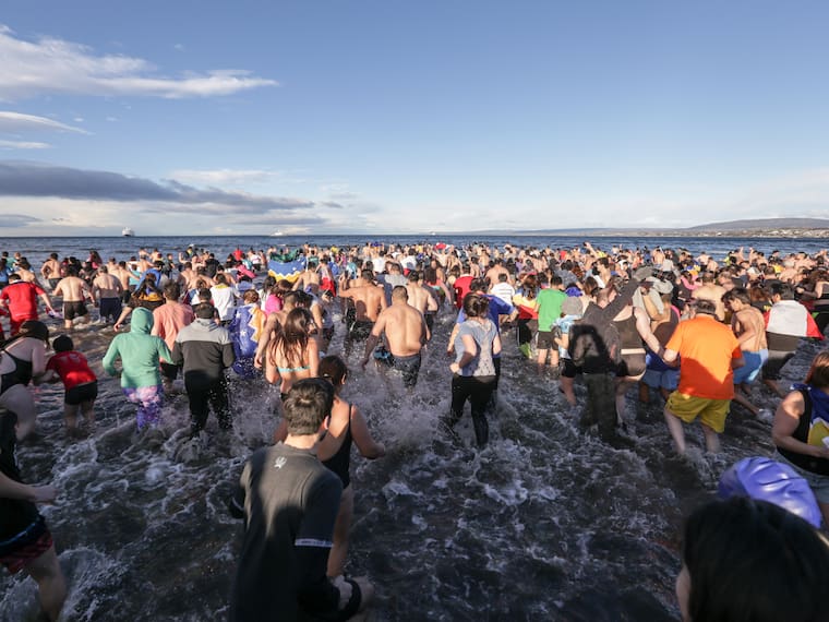 Más de 6 mil personas desafiarán el frío: Punta Arenas realiza el tradicional “Chapuzón del Estrecho” este sábado