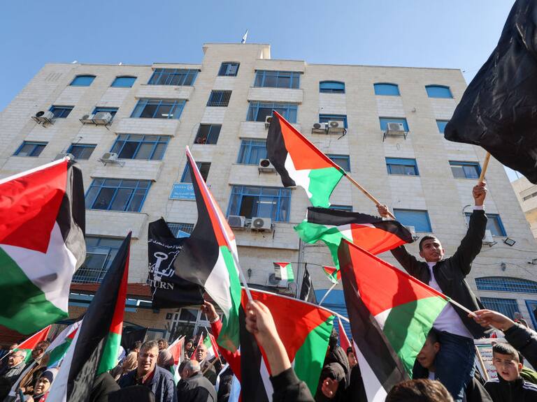 Manifestantes con banderas de Palestina a las afueras de la sede de la UNRWA en la localidad de Ramallah en Cisjordania.