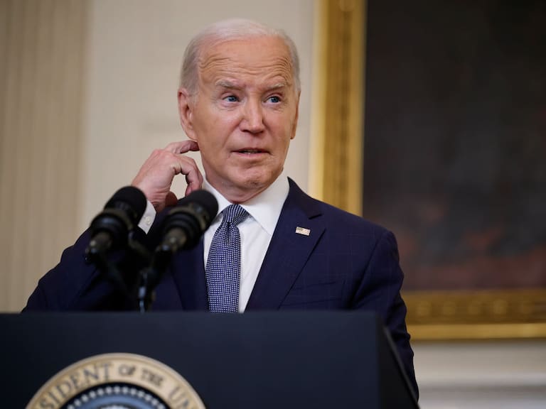 El presidente de Estados Unidos, Joe Biden, da un discurso en un salón de la Casa Blanca en Washington DC.