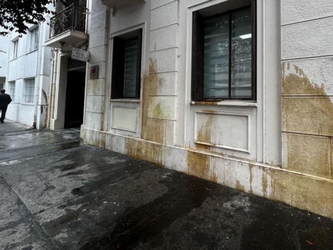 En medio del 8M: sujetos vandalizan fachada del Servicio Nacional de la Mujer en Concepción