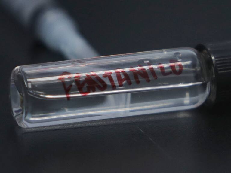 La policía obtiene muestras de dosis de fentanilo en una redada