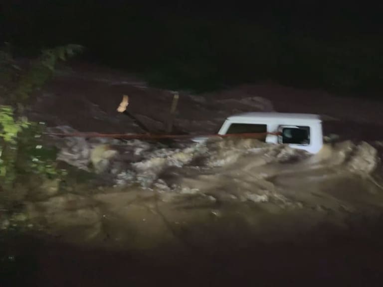 Camioneta cae a tranque en medio de alerta por desborde del río Millahue en la región de O’Higgins