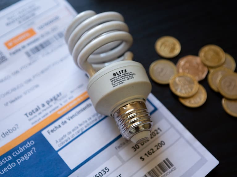 Más de 140 mil clientes afectados: SEC multa con más de $6 mil millones a ENEL y CGE por cobrar seguros en las boletas de la luz 