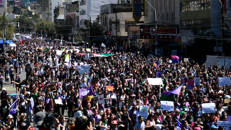 “Volvimos a hacer historia”: más de 350 mil mujeres marcharon en Santiago por el 8M
