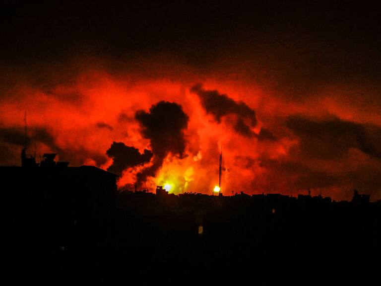 La Franja de Gaza bajo el fuego y el humo que dejan los bombardeos de Israel