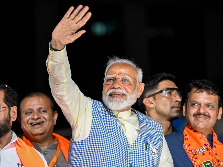 El primer ministro de la India, Narendra Modi, saluda a sus seguidores en medio de la campaña por las elecciones generales en ese país de Asia.